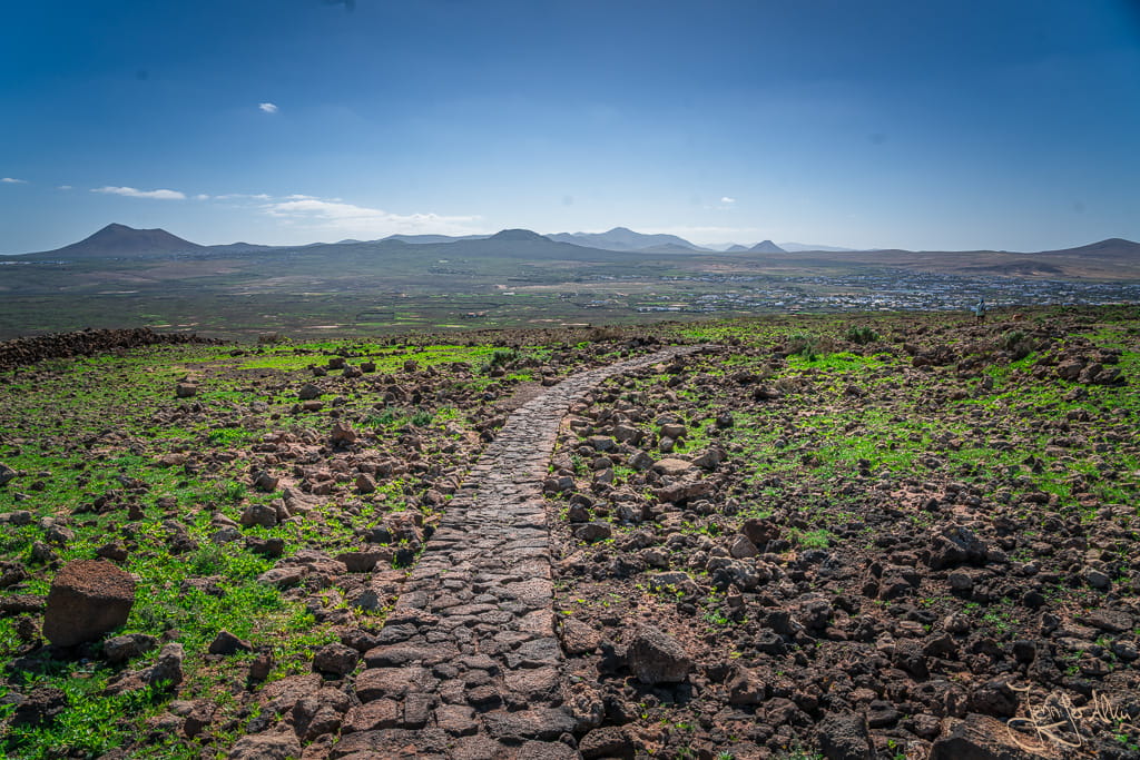 Grüner Wanderweg durch Vulkanlandschaft Fuerteventura Calderon Hondo