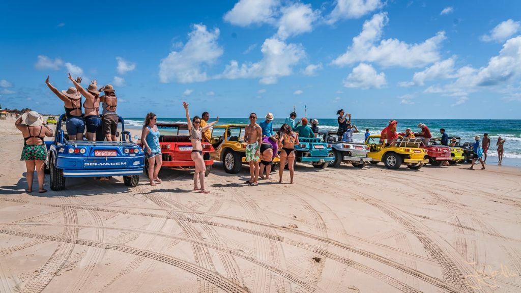 Dieses Bild zeigt mehrere Buggys und Touristen die am Strand von Natal auf den Start der Buggy Tour warten