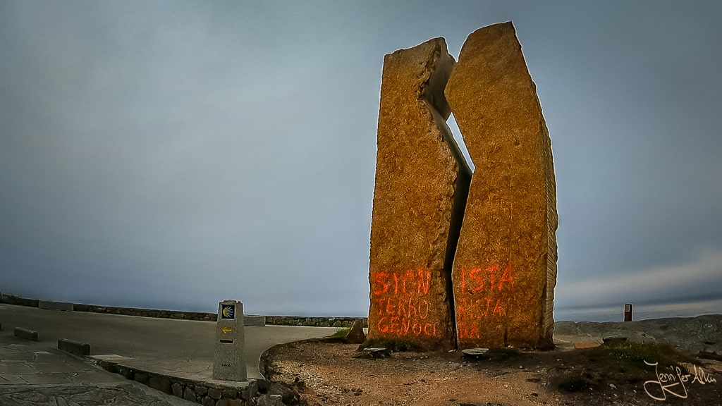 Mahnmal A Ferida in Muxia an der Costa da Morte, mit sichtbaren Schmierereien auf der Granitoberfläche.