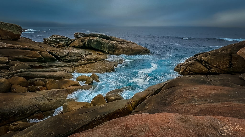 Rauhe Felsküste bei Muxia nahe dem Santuario da Virxe da Barca mit tosenden Wellen an der Costa da Morte.
