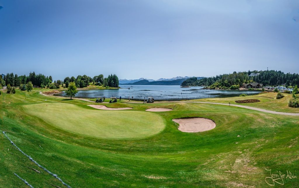 Dieses Bild zeigt den Golfplatz von Llao Llao. Er ist direkt am Nahuel Huapi See gelegen.
