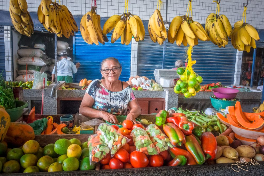 Obstverkäuferin in der Markthalle von Parnaiba / Brasilien