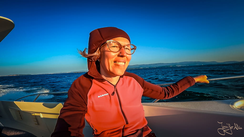 Jennifer Alka warm eingepackt auf Speedboot bei der spirituellen Bootsfahrt des Camino Espiritual