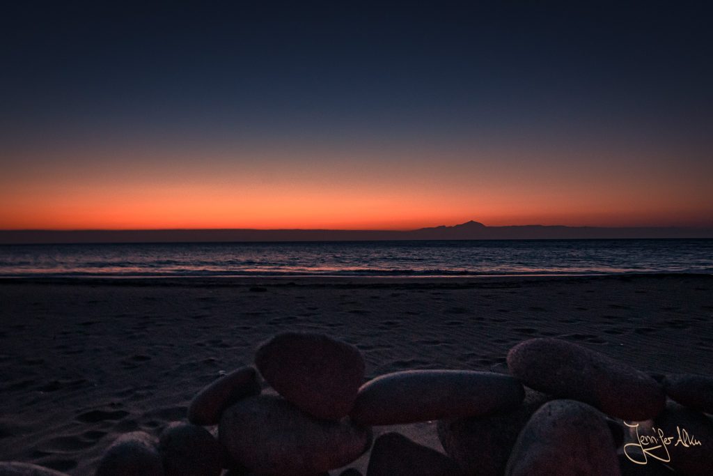 Beim Sonnenuntergang blickt man auf Teneriffa.