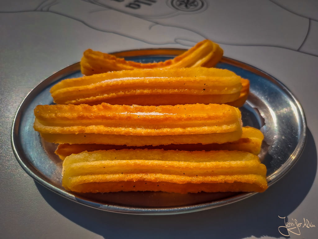 Churros mit Zucker als spätes Frühstück in Galicien