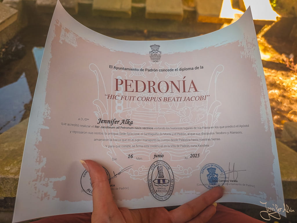 Pilgerin Jennifer Alka zeigt ihre Pedronía-Urkunde nach der Bootsetappe des Camino Espiritual