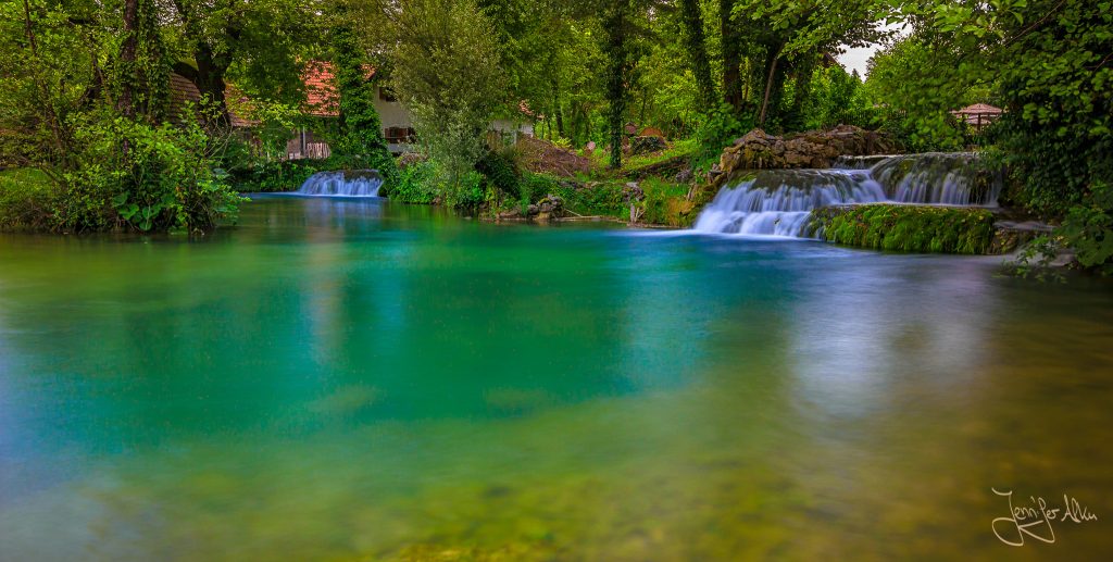 Türkisblaues Wasser und Wasserfälle in Rastoke / Slunj Kroatien