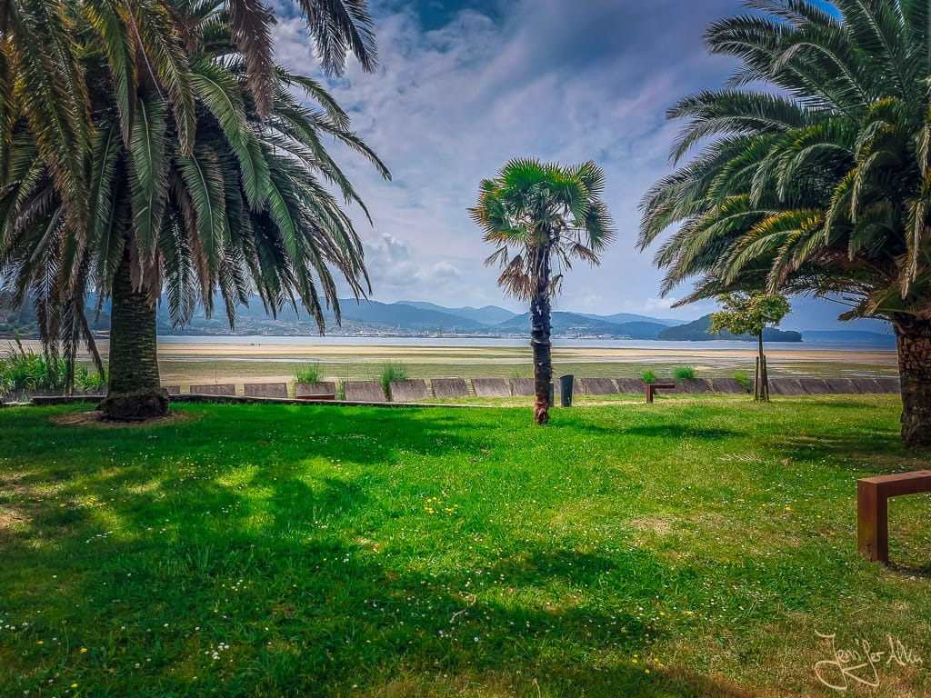 Strand bei A Seca am Camino Espiritual in Galicien mit Blick auf die Ría de Pontevedra