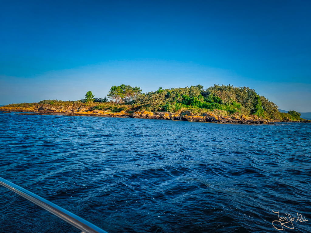 Insel in der Ría de Arousa während der spirituellen Bootsfahrt nach Pontecesures
