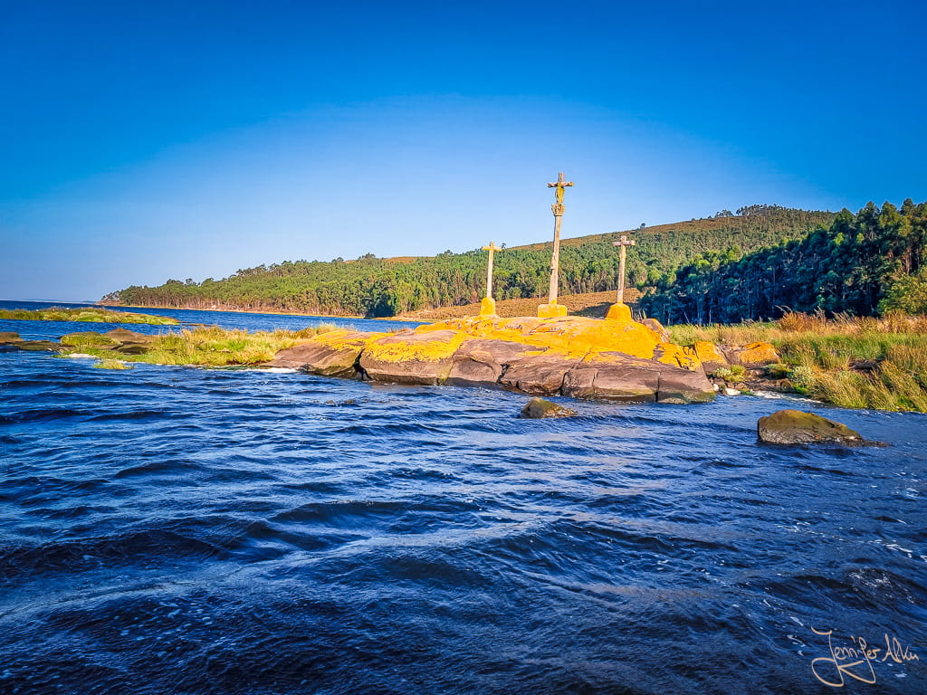 Steinkreuze entlang der spirituellen Bootsfahrt auf der Ría de Arousa