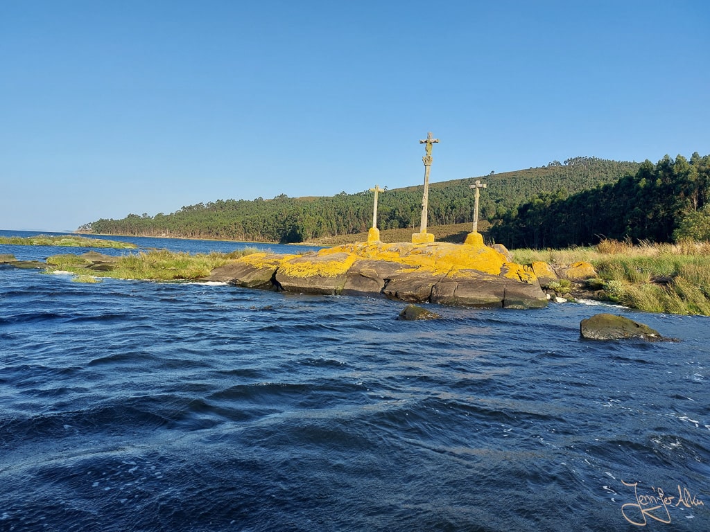Steinkreuze entlang des Flusses auf der Bootsfahrt zwischen Vilanova de Arousa und Pontecesures auf dem Camino Espiritual