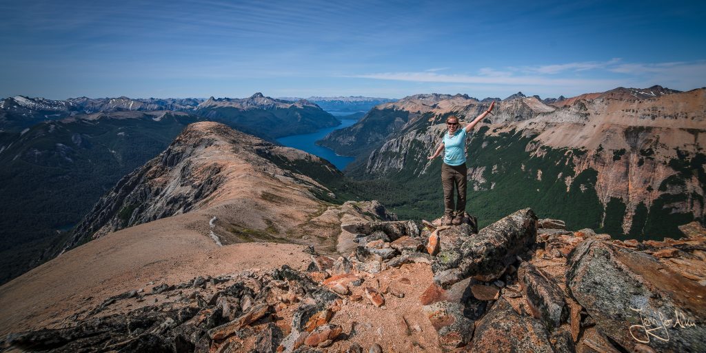 Jennifer Alka genießt die Aussicht vom Cerro Capitan in der Nähe von Bariloche