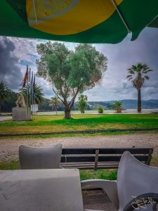 Alkoholfreies Bier auf Tisch mit Aussicht auf Landschaft am Camino Espiritual