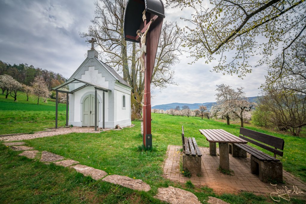 Dieses Bild zeigt eine kleine Kapelle auf dem Kirschenweg bei Pretzfeld in der Fränkischen Schweiz
