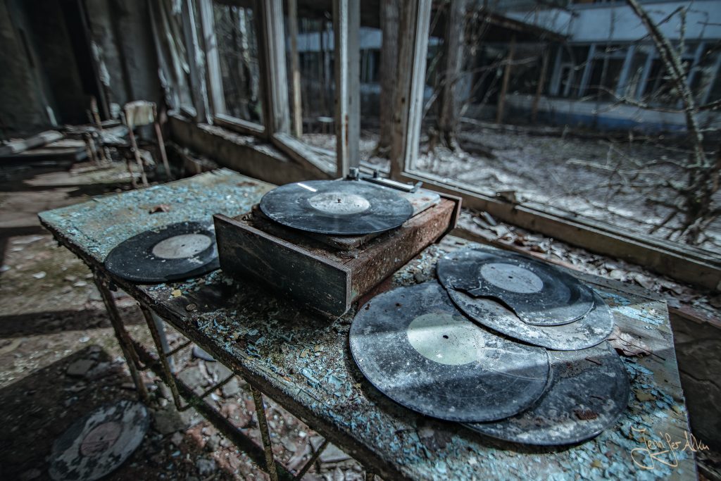 Im Musikraum befindet sich noch ein Plattenspieler und Schallplatten - Die verlassene Schule in Tschernobyl