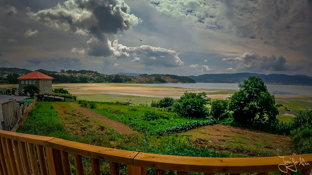 Meerblick auf die Ría de Pontevedra auf dem Weg nach Combarro am Camino Espiritual