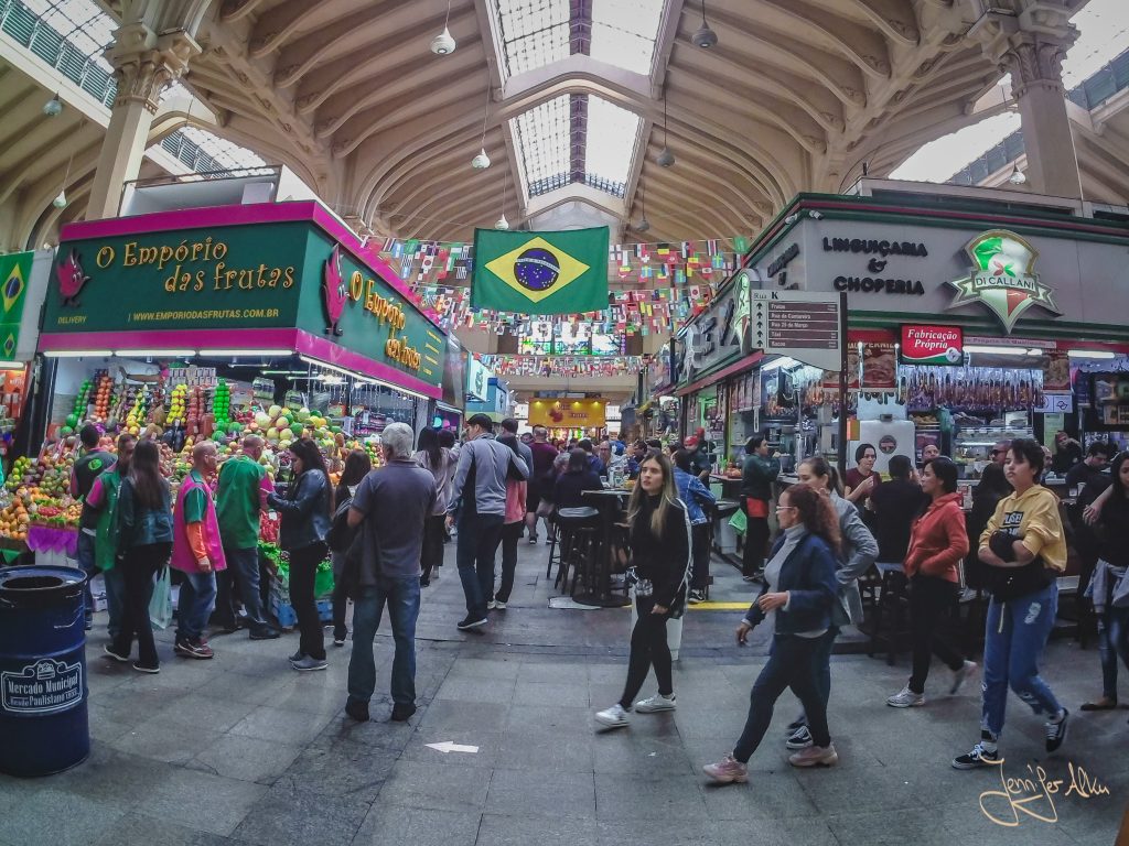 Buntes Treiben in der Markthalle Mercado Municipal Paulistano in Sao Paulo