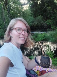 Pilgerin macht eine Mate-Pause am Wegesrand auf dem Camino Portugues Central in Portugal