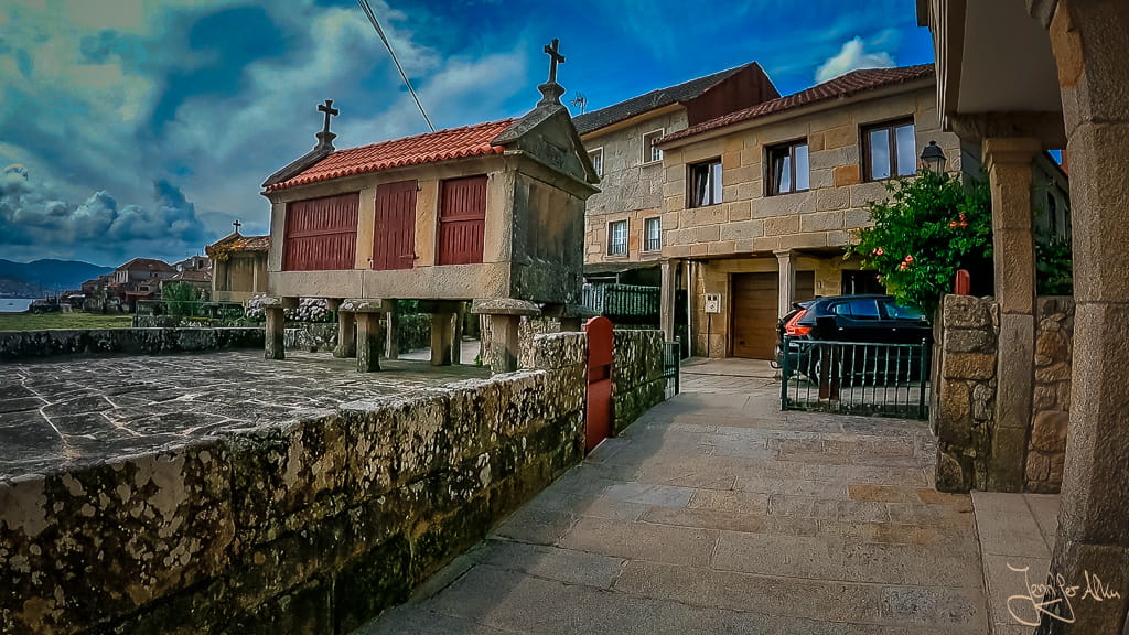 Traditioneller Hórreo kurz vor dem steilen Anstieg nach Combarro in Galicien