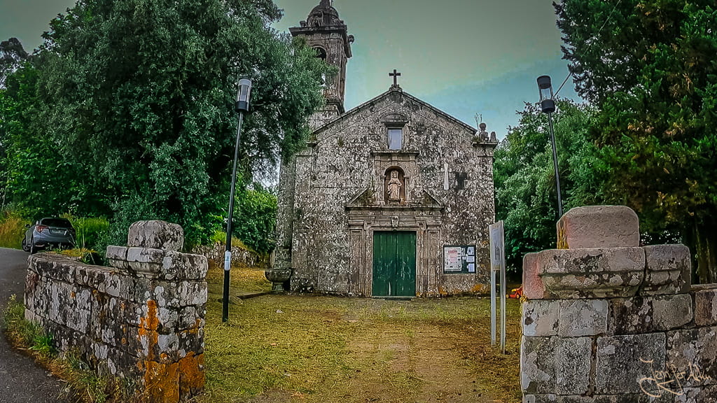 Kleine historische Steinkapelle am Pilgerweg Camino Espiritual