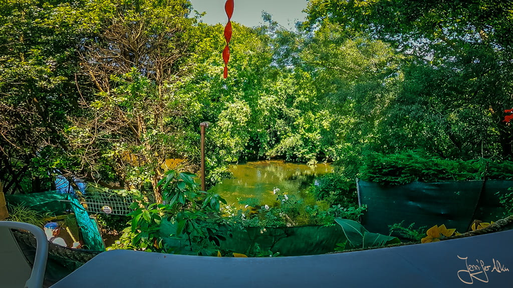 Blick aus einer Taverne auf den Río Umia in Galicien