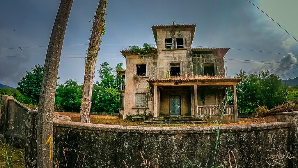 Verfallenes Gebäude als Lost Place am Jakobsweg Camino Espiritual