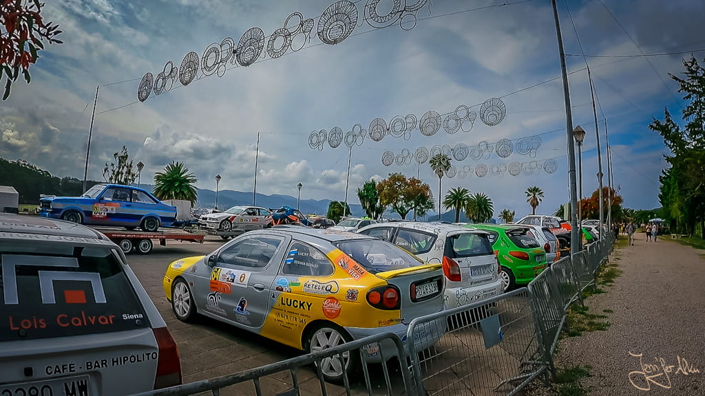 Klassische Autos bei Treffen in galicischem Dorf entlang des Camino Espiritual