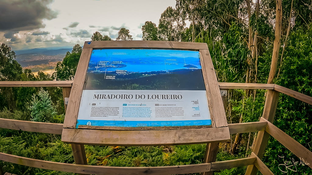 Aussicht vom Miradoiro do Loureiro auf die Ría de Pontevedra in Galicien