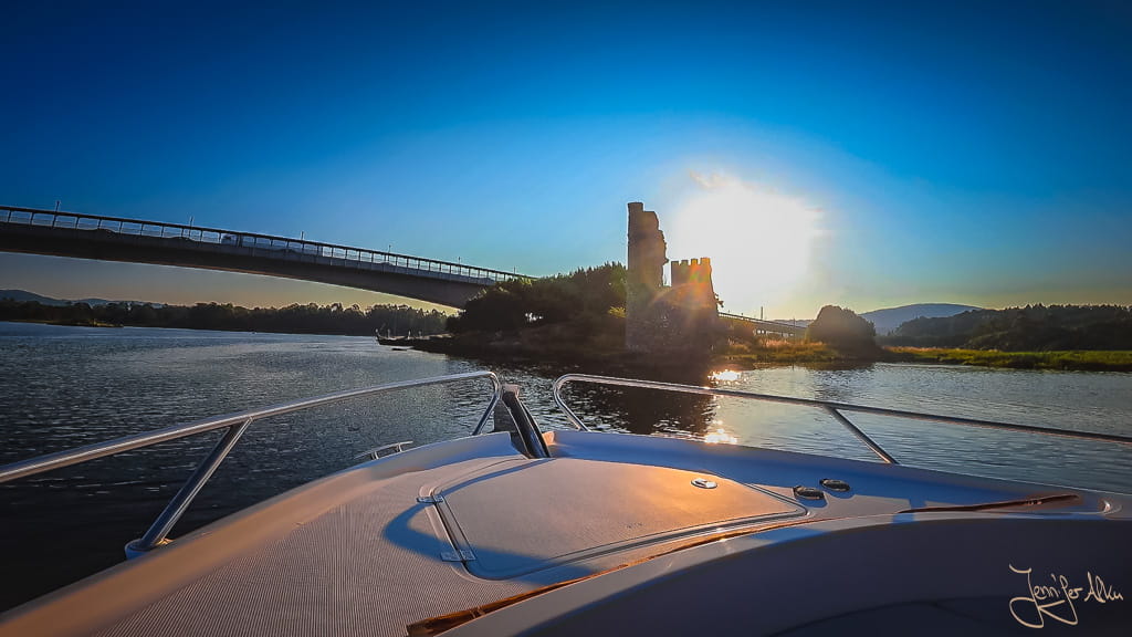 Historische Festungsruine an der Wasserroute