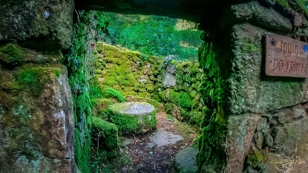 Verlassenes moosbewachsenes Mühlenhaus an der Ruta da Pedra e da Auga
