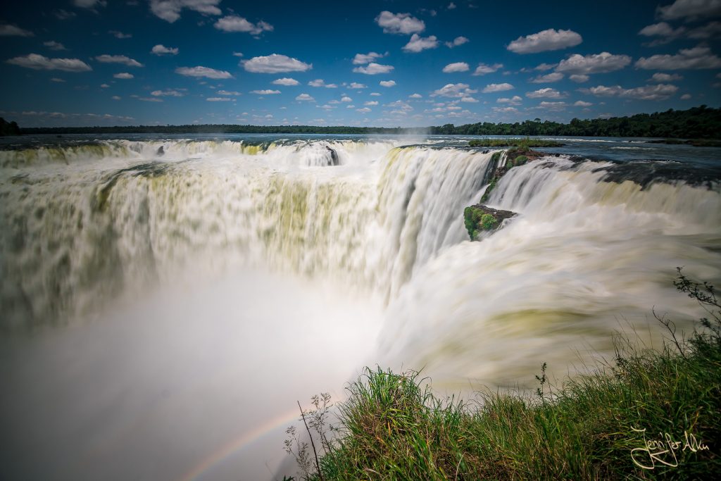 Der Teufelsschlund - unmengen an Wasser stürzen hier die Iguazu Fälle hinunter