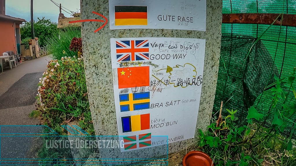 Willkommensschild auf dem portugiesischen Jakobsweg mit Übersetzungsfehler: „Gute Rase“ statt „Gute Reise“.