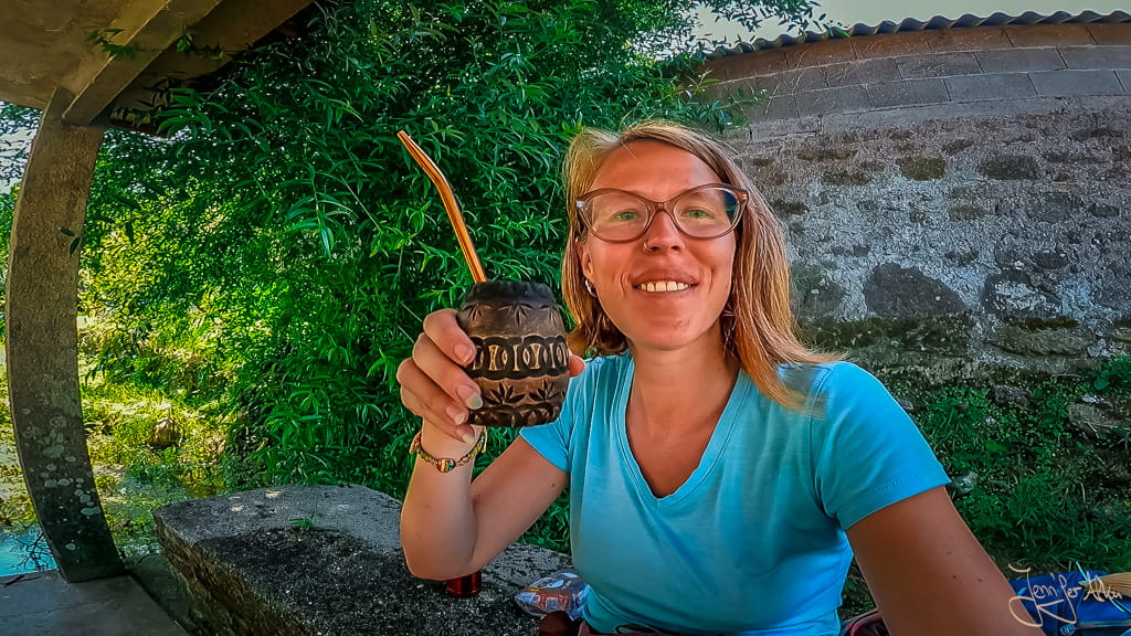 Matepause an schattigem Wasserbecken am Camino Portugues