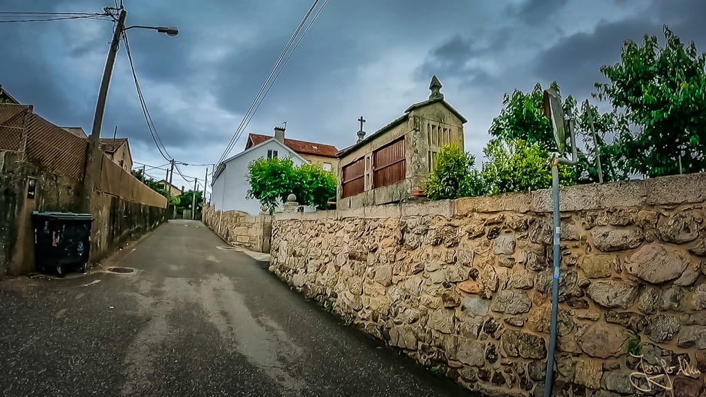 Traditioneller Hórreo in Galizien entlang des portugiesischen Jakobswegs