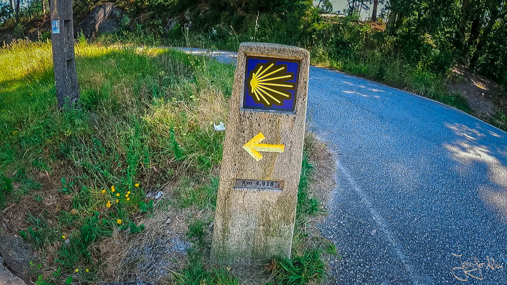 Kilometerstein zeigt 4,9 km bis Santiago de Compostela