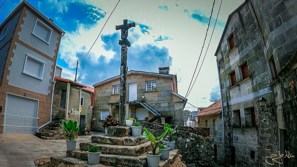 Historische Altstadt von Combarro mit Steinkreuz und Granithäusern.
