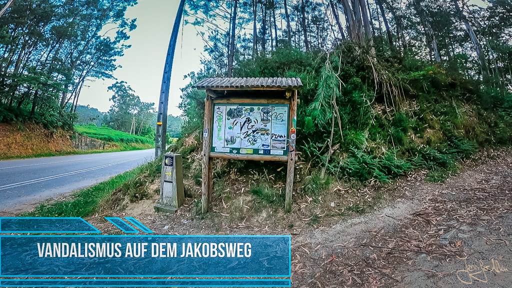 Zugeklebtes und beschmiertes Wegschild auf dem portugiesischen Jakobsweg in Spanien als Beispiel für Vandalismus entlang des Camino Portugues Central.