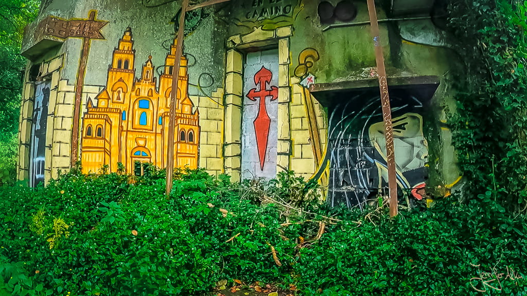 Streetart mit der Darstellung der Kathedrale von Santiago de Compostela kurz vor Pontevedra.