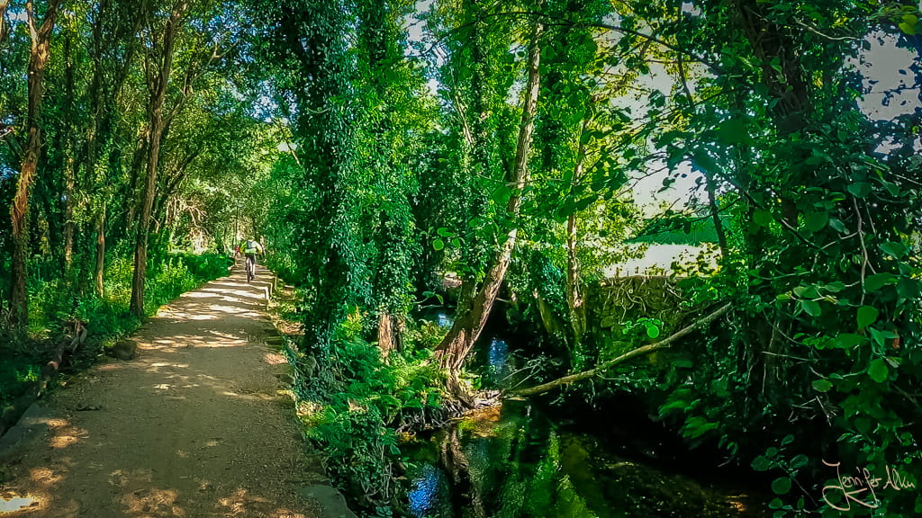 Traumhafte Natur mit Bachlauf am Camino Espiritual in Galicien