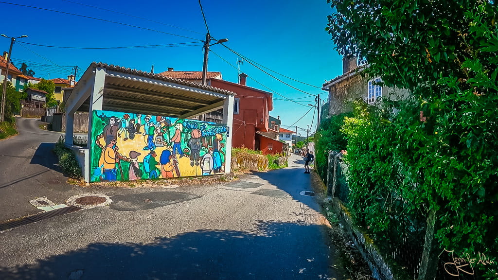 Streetart am Weg kurz vor Santiago de Compostela auf dem Camino Portugués
