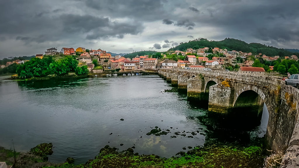Ponte Sampiano über den Fluss Verdugo auf dem portugiesischen Jakobsweg in Galicien.