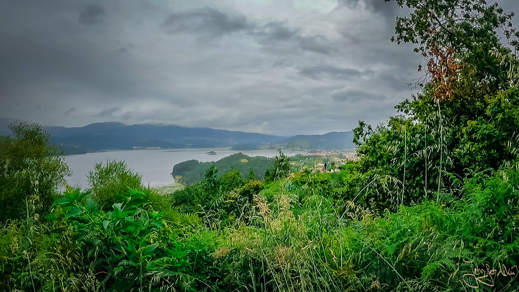 Wolkenverhangene Aussicht auf Arcade auf dem portugiesischen Jakobsweg in Galicien.
