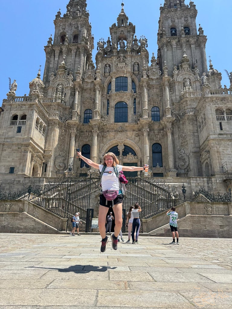 Dieses Bild zeigt mich bei einem Freudensprung vor der Kathedrale in Santiago de Compostela
