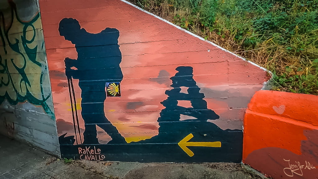 Streetart mit der Darstellung eines Pilgers entlang des Camino Portugues Central auf dem portugiesischen Jakobsweg in Galicien.