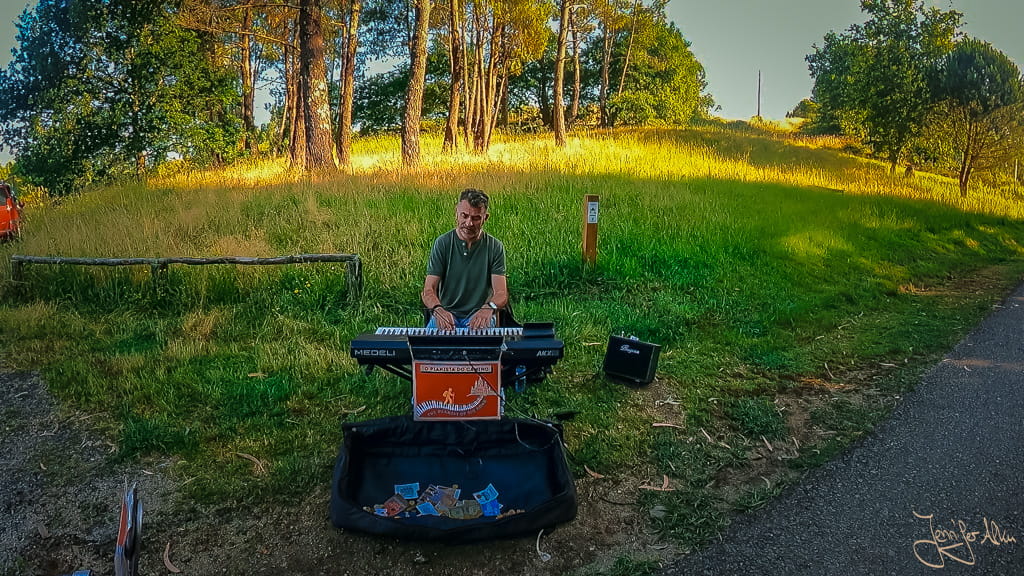 Straßenpianist auf dem Camino Portugués kurz vor Santiago de Compostela