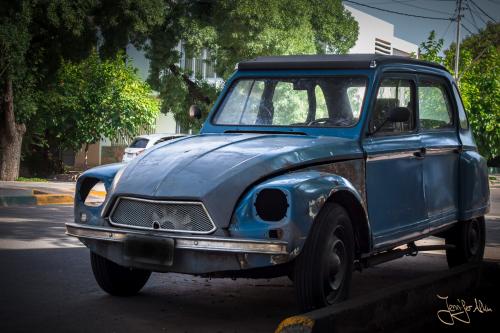 Altes Auto auf den Straßen von Mendoza