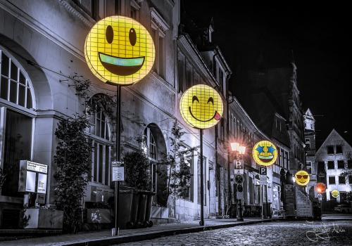 Kronach leuchtet 2019 - Teilweise das Bild monochrom eingefärbt um die Emojis mehr in den Vordergrund zu setzen
