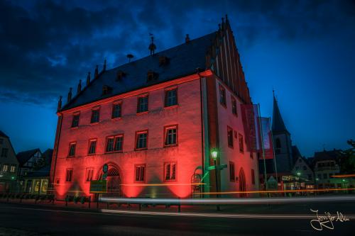 Das Alte Rathaus bei der Night of Light in Hassfurt #nightoflight