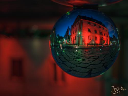 Fotografie mit einer Glaskugel - Das Alte Rathaus in Hassfurt bei der "Night of Light"