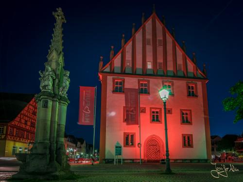 Das Alte Rathaus bei der Night of Light in Hassfurt #nightoflight